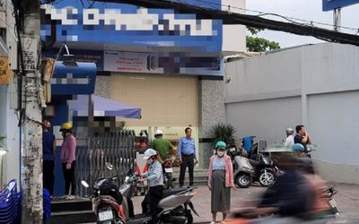 Nam thanh niên cầm vật giống súng xông vào ngân hàng rồi lại vội vàng cùng đồng bọn tẩu thoát