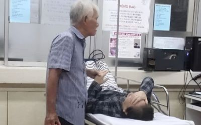 Xúc động khoảnh khắc cụ già nắm tay chặt tay vợ đang nằm trên giường bệnh