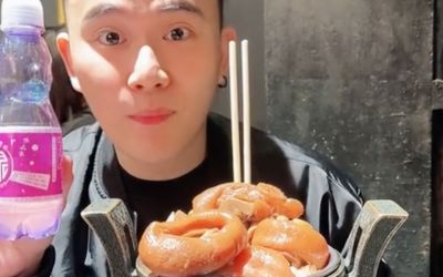 Thưởng thức món ngon tại Đài Loan, chàng trai 'cười ra nước mắt' vì trang trí chẳng khác gì đồ cúng