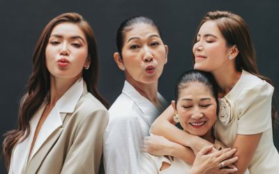 Siêu mẫu Minh Tú nhí nha nhí nhố, khoe nét tinh nghịch chụp hình cùng mẹ nhân dịp ngày 8/3