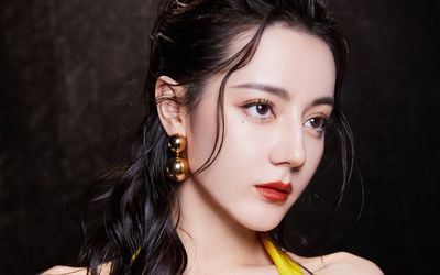 Địch Lệ Nhiệt Ba trông như 2 người khác nhau tại sự kiện, nhưng phần bụng mới gây chú ý