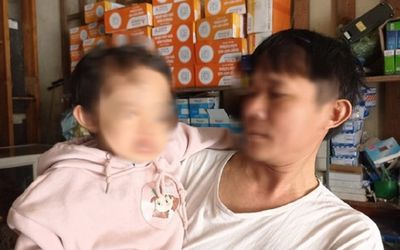 Bé gái hơn 2 tuổi bị xịt hơi cay vào mắt, biết nguyên nhân ai nấy càng phẫn nộ