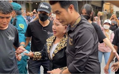 Nghệ sĩ Hồng Nga, danh ca Ngọc Sơn cùng nhiều nghệ sĩ Việt bị 'bao vây' khi viếng cố NSƯT Vũ Linh