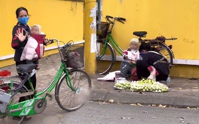 Nghẹn lòng hình ảnh em bé nhỏ rong ruổi theo mẹ đi bán táo mưu sinh