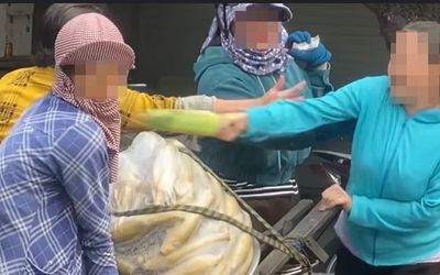 Phẫn nộ người phụ nữ chửi bới to tiếng và đánh đập bà cụ bán bắp