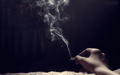 Đi qua phòng mẹ thấy nóng lạ thường, mở cửa ra cậu con trai thấy cảnh tượng gây sốc