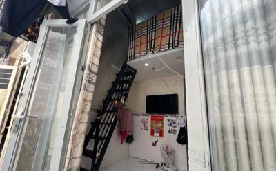 Tiếng hét thất thanh phát ra từ phòng trọ của cha dượng và con gái, phá cửa liền phát hiện cảnh gây sốc