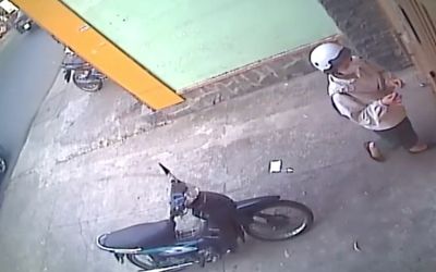 Ăn mặc lịch sự, đi ô tô vào phòng trọ cướp máy tính xách tay