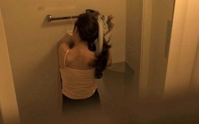 Đang tắm ở phòng gym, vừa quay lưng lại cô gái liền 'thất kinh' với thứ trước mắt