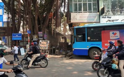 Đang trong quán bún chả ở Hà Nội, 2 người bất ngờ bị xe buýt lao trúng bị thương nặng phải nhập viện khẩn