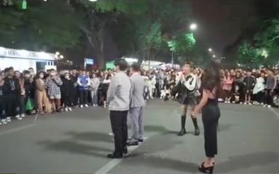 Được ghép đôi với 2 chàng trai, cô gái chọn anh văn phòng và cái kết sốc trước thân phận anh xây dựng