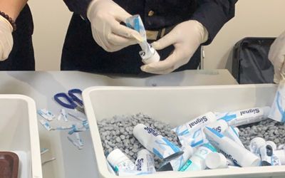Các nữ tiếp viên cung cấp tin nhắn trao đổi thỏa thuận số tiền công được trả gây bất ngờ