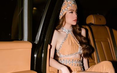 Chỉ nhờ món đồ này, Hồ Ngọc Hà diện đầm xẻ sâu đến rốn mà vẫn không bị hớ hênh