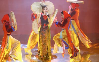 Rapper Pháo 'khóa môi' khách mời, lần đầu công khai bạn trai trên sân khấu The Heroes?