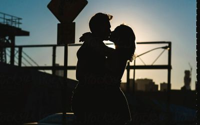 Cặp đôi nam nữ ca sĩ đình đám bị bắt gặp ôm hôn ở nhà hàng, bí mật hẹn hò?