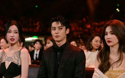 Biểu cảm hoang mang của Vương Hạc Đệ khi ngồi giữa Ngu Thư Hân, Bạch Lộc trong Đêm hội Weibo