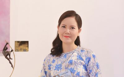 Từng mắc trầm cảm nặng, nữ họa sĩ tái sinh nhờ vẽ 'loài hoa của trời'