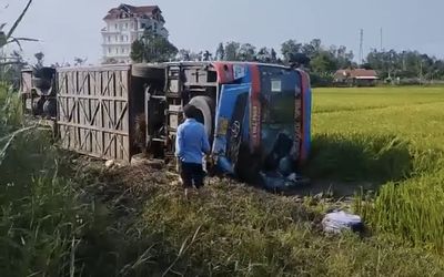 Tránh người đàn ông băng qua đường, xe khách bị lật xuống ruộng khiến tài xế tử vong thương tâm