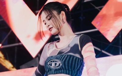 Lâu ngày mới chạy show ca hát, Đông Nhi bị 'ghẻ lạnh' giữa ngàn khán giả