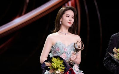 Lưu Diệc Phi hậu Đêm hội Weibo: Hết bị đồng nghiệp ghẻ lạnh lại chịu đối xử bất công