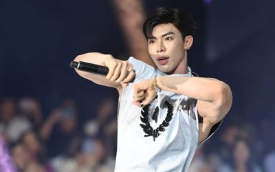 ERIK khoe vũ đạo trên sân khấu, cánh tay cơ bắp khiến dân mạng xôn xao
