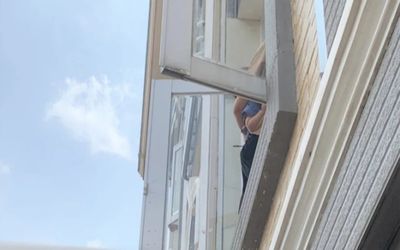 Nghẹt thở giây phút mẹ ôm con nhỏ định nhảy lầu tự tử Đắk Nông