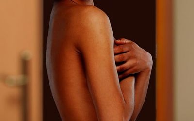 Người phụ nữ bị bác sĩ làm lộ ngực trần trước mặt nhiều đàn ông lạ, phản ứng phía bệnh viện gây phẫn nộ