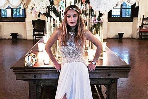 Lindsay Lohan bị chỉ trích vì cố tình mặc nổi hơn cô dâu