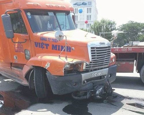 Nạn nhân bị xe tông ở Phú Mỹ Hưng lộn nhiều vòng