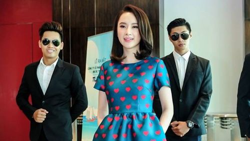 Angela Phương Trinh bị lạc giữa dàn vệ sĩ điển trai