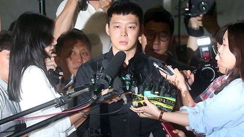 HOT: Hình ảnh đầu tiên Yoochun đến phối hợp điều tra với cảnh sát!