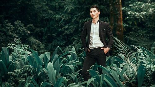 Hóa 'chàng thơ' giữa trời thu Hà Nội với những item mặc hoài không chán từ siêu mẫu Mạnh Khang