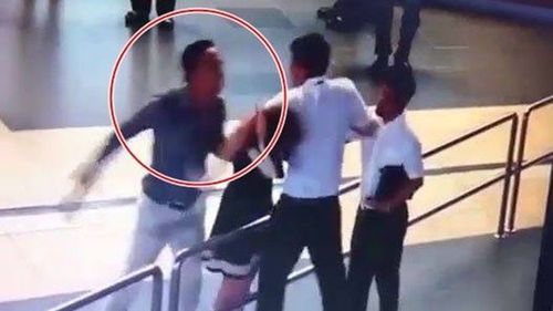 Khách nam đánh nữ nhân viên sân bay: 'Mình là đàn ông sống phải đàng hoàng, tôi mong sớm gặp cô Q.A để hỏi thăm'