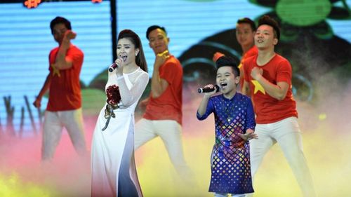 Nhật Minh The Voice Kids diện áo dài, tự tin khoe giọng cùng Dương Hoàng Yến