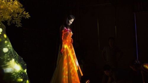 Thu Minh giản dị để mặt mộc tập luyện cho show Quỳnh Paris trước giờ G