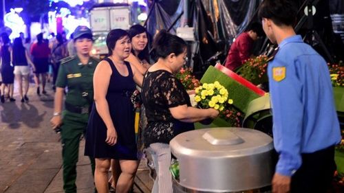 Vượt rào vào 'mót' hoa ở phố đi bộ Nguyễn Huệ đêm bế mạc
