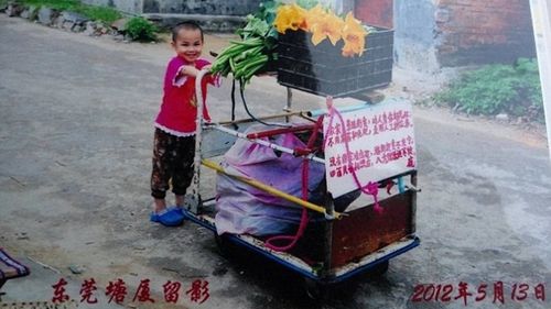 Cô bé 8 tuổi bán rau ngoài đường suốt 5 năm với mong ước gặp lại cha mẹ đẻ