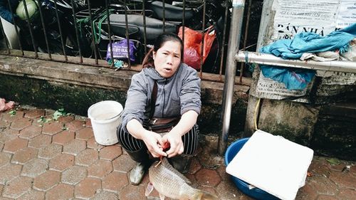 Gặp người phụ nữ dùng dây buộc cá bán rong trong ngày đầu Hà Nội lập lại trật tự