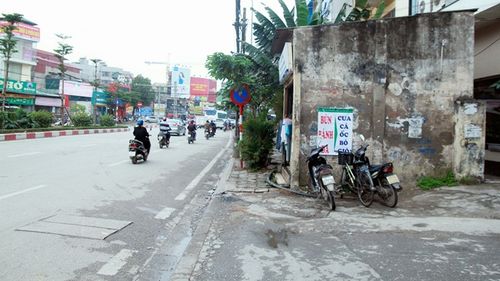 Thêm một ngôi nhà kỳ dị 'ôm trọn vỉa hè' ở Hà Nội