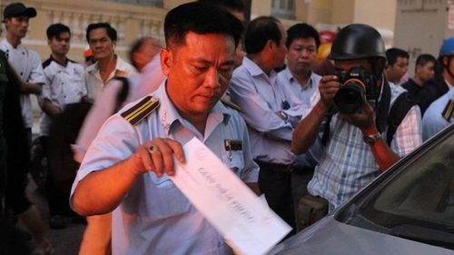 Lần đầu tiên ông Hải cho tháo niêm phong, không cẩu xe vi phạm