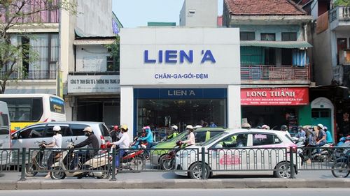 Những ngôi nhà vẫn 'bình an vô sự' dù nằm chình ình ngay trên vỉa hè ở Hà Nội