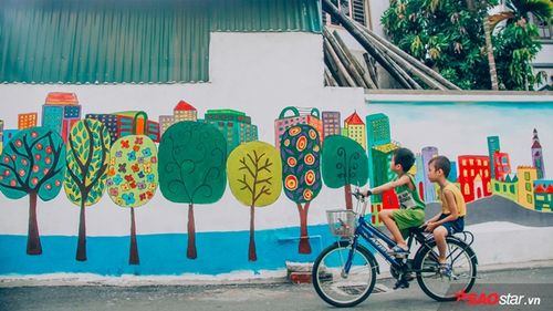 Con đường xanh ngắt xanh bởi những bức tranh bích họa giữa lòng Hà Nội
