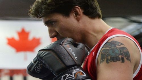 Hình xăm trên bắp tay Thủ tướng Canada có ý nghĩa gì?