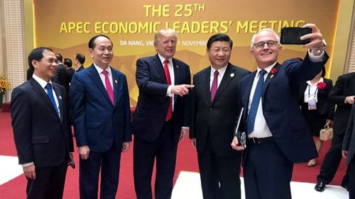 Lãnh đạo APEC vui vẻ chụp hình 'selfie'