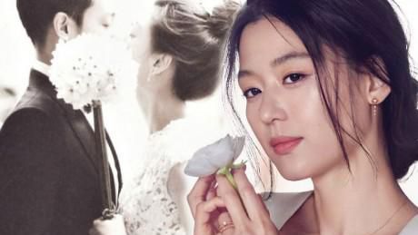 Mặc kệ showbiz đầy kẻ ngoại tình, các sao này luôn chung thủy với 'thanh mai trúc mã' của mình