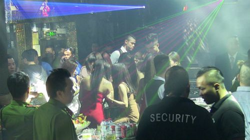 Dân chơi trong quán karaoke hỗn loạn phi tang ma tuý dưới gầm bàn