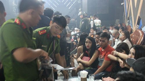 Dân chơi ném ma tuý vương vãi dưới nền nhà, gầm bàn tránh bị Công an phát hiện
