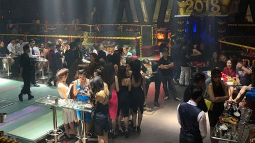 Đột kích 2 quán bar nổi tiếng, dân chơi nháo nhào vứt ma túy xuống sàn nhà