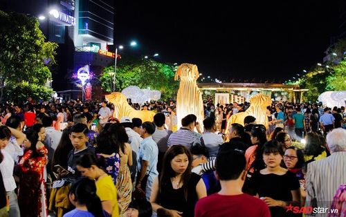 Hàng ngàn người chen chúc trên đường hoa Nguyễn Huệ đêm khai mạc