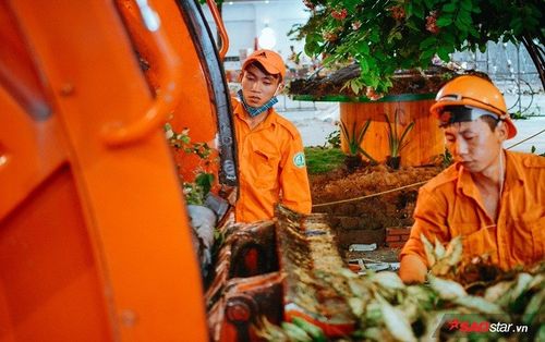 Hàng trăm công nhân tất bật dọn đường hoa Nguyễn Huệ ngay trong đêm